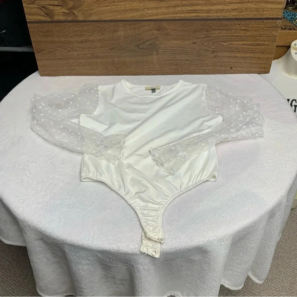 Alredine white body suit size medium polka dotted sheer sleeves 2 snap closure - Picture 8 of 8